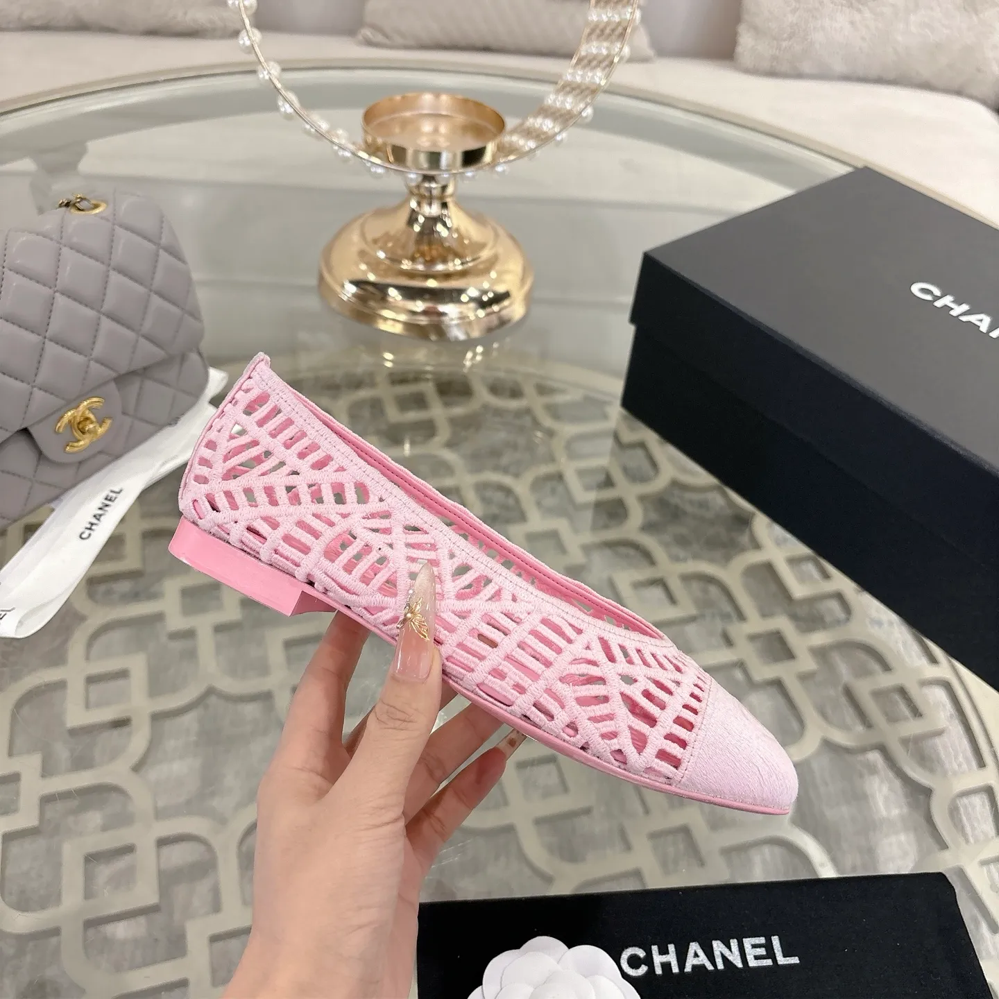 👟👟Ex-factory price 520👟👟 Chanel 25SS finally comes out with woven ballet shoes‼ ️ Shoes worthy of their own article, I have to say that they are finally waiting for you! So elegant and chill. Wear it in the summer to enjoy the breeze and walk on the street. Round square toe design. Cute and cute~ The appearance is super online. When you wear it, you will feel like a wealthy daughter. I thought it was good-looking. Only when I put it on my feet do I know how easy it is to wear~ Upper: Exclusive custom-made mesh (comfortable and breathable) Foot pad: Sheepskin Outsole: Genuine leather sole imported from Italy Size: 35-39 (customized at 40.41.42)